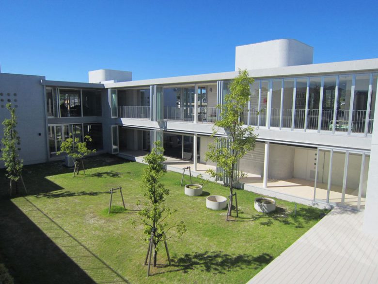 UTO Elementary School: L-Shaped Walls Opened to the Greeneries – urbanNext