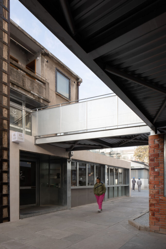 Perforated metal handrail©Mata Okawa