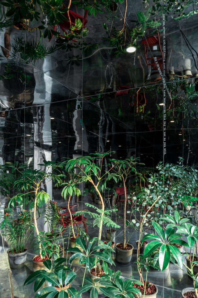 Mirror garden of building29 ©Mata Okawa